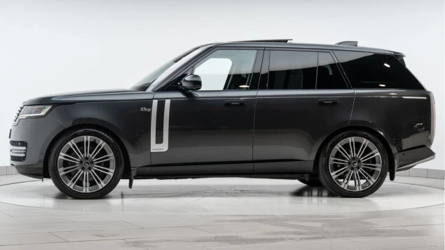 Land Rover Range Rover (72 Reg) 4.4 V8 P530 Autobiography Image 4