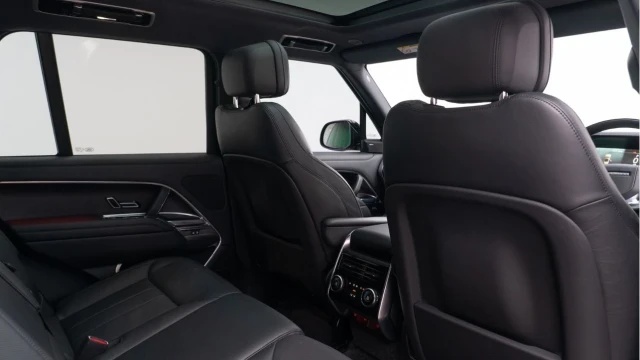 Land Rover Range Rover (72 Reg) 3.0 D350 HSE (Black Pack) Image 5