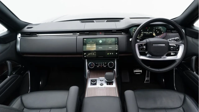 Land Rover Range Rover (72 Reg) 4.4 V8 P530 Autobiography (Shadow Pack) Image 2