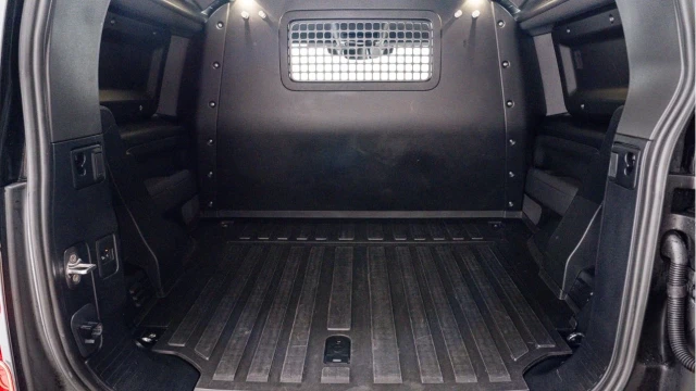 Land Rover Defender (72 Reg) 90 3.0 D250 SE Hard Top Commercial (+VAT) Image 4