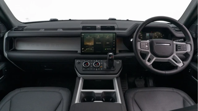 Land Rover Defender (74 Reg) 90 3.0 D350 X-Dynamic HSE (2025 Model) (VAT Q) Image 2