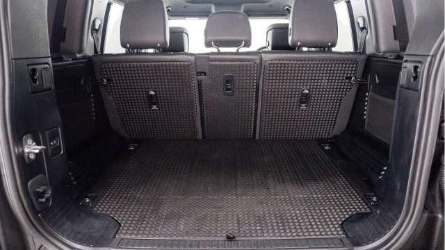 Land Rover Defender (23 Reg) 110 3.0 D300 X-Dynamic HSE (Black Pack) Image 8