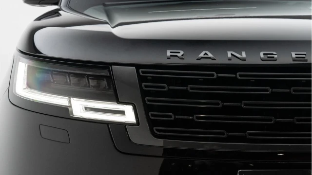 Land Rover Range Rover (22 Reg) 3.0 D300 SE (Shadow Pack) Image 6