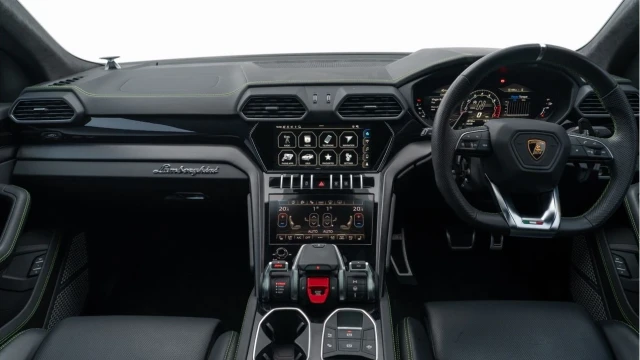 Lamborghini Urus (71 Reg) 4.0 V8 (Nero) Image 2