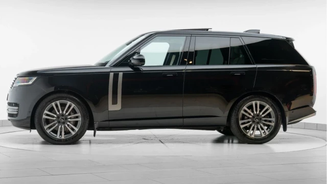Land Rover Range Rover (74 Reg) 3.0 D300 SE (VAT Q) Image 4