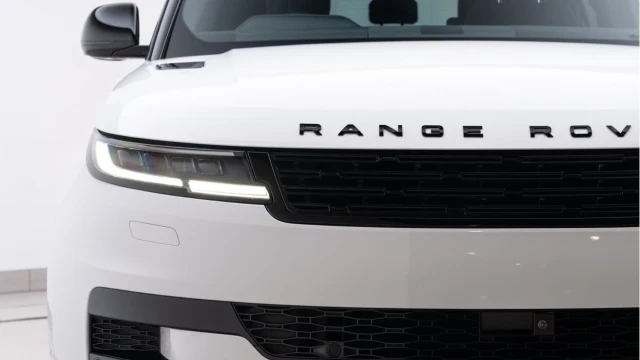 Land Rover Range Rover Sport (73 Reg) 3.0 D300 Dynamic SE (Black Pack) Image 7