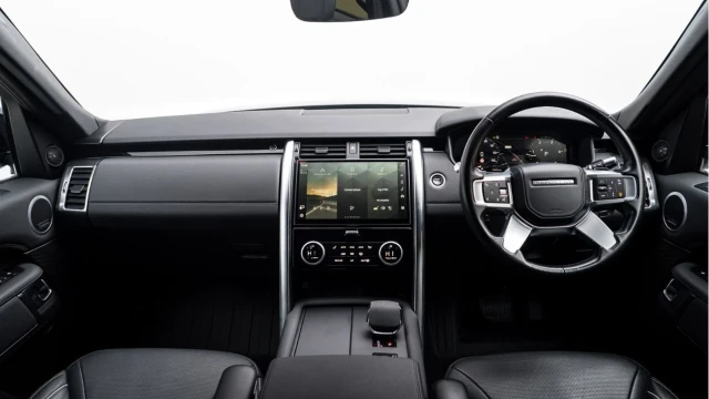 Land Rover Discovery (71 Reg) 3.0 D300 R-Dynamic HSE Commercial (5 Seat) (+VAT) Image 3