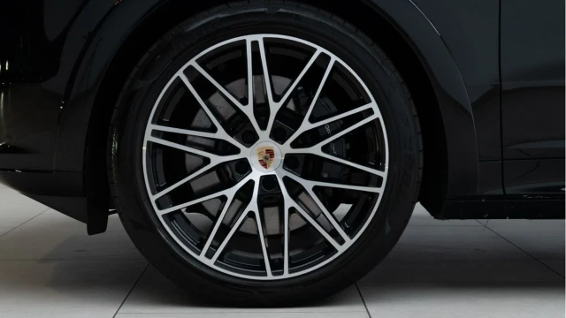 Porsche Cayenne (24 Reg) S 3.0 V6 E-Hybrid Coupe Image 6