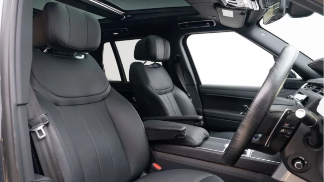 Land Rover Range Rover (25 Reg) 3.0 P550e Autobiography Hybrid (Shadow Pack) Image 3