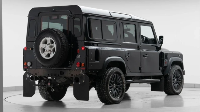 Land Rover Defender (65 Reg) 110 2.2TD XS (Chelsea Truck Co.) (7 Seat) Image 6