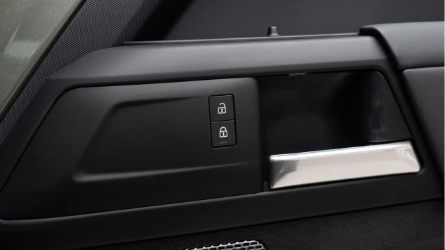 Land Rover Defender (24 Reg) 90 3.0 D250 Hard Top Commercial (Bespoke) (+VAT) Image 3