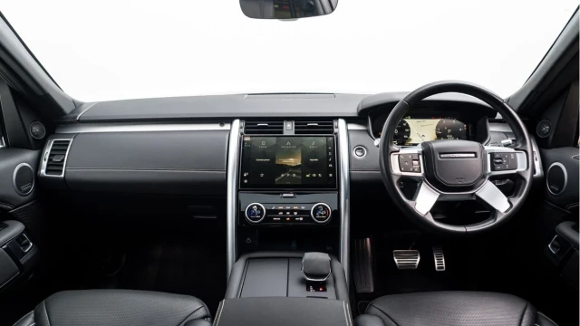 Land Rover Discovery (71 Reg) 3.0 D300 R-Dynamic HSE Image 2