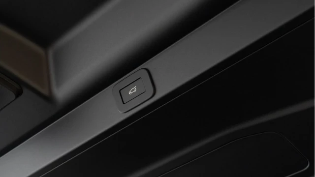 Land Rover Range Rover (75 Reg) 3.0 D300 Edition Image 8