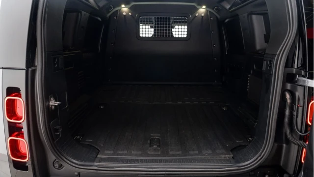 Land Rover Defender (21 Reg) 110 3.0 D250 SE Hard Top Commercial (3 Seat) (+VAT) Image 4