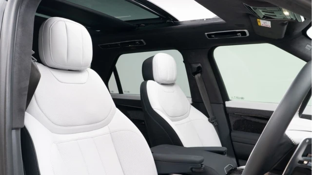 Land Rover Range Rover Sport (73 Reg) 4.4 V8 P530 First Edition (URBAN) Image 3