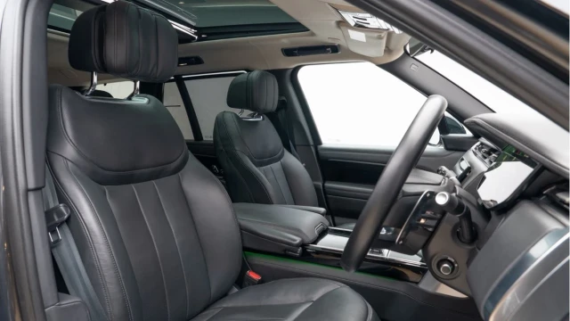 Land Rover Range Rover (72 Reg) 3.0 D350 Autobiography Image 3