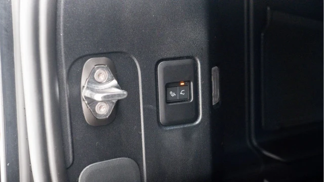 Land Rover Defender (72 Reg) 110 3.0 D250 SE (Bespoke) Image 8
