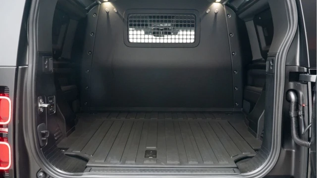 Land Rover Defender (25 Reg) 90 3.0 D350 X-Dynamic HSE Hard Top Commercial (3 Seat) (+VAT) Image 4