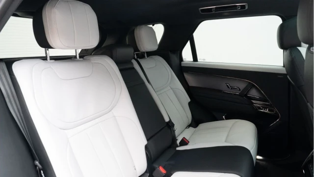 Land Rover Range Rover Sport (24 Reg) 3.0 D300 Dynamic SE (Black Pack) Image 7
