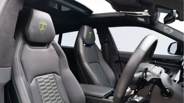 Lamborghini Urus (71 Reg) 4.0 V8 (Nero) Image 3