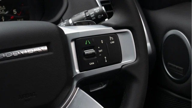 Land Rover Discovery (74 Reg) 3.0 D350 Dynamic SE (URBAN Styling) Image 6
