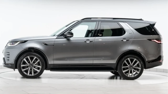 Land Rover Discovery (73 Reg) 3.0 D300 Dynamic SE Image 4