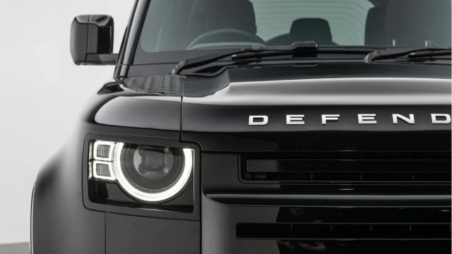 Land Rover Defender (74 Reg) 110 2.0 P400e XS Edition Hybrid (Black Pack) Image 7