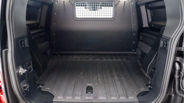 Land Rover Defender (23 Reg) 90 3.0 D250 SE Hard Top Commercial (+VAT) Image 8