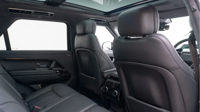 Land Rover Range Rover Sport (72 Reg) 3.0 D350 Autobiography (Black Pack) Image 4