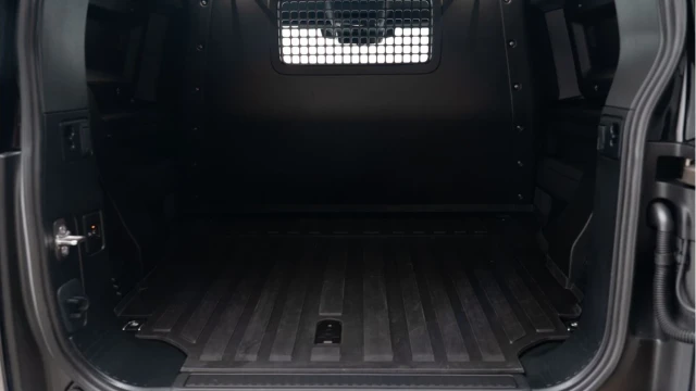 Land Rover Defender (73 Reg) 90 3.0 D250 HSE Hard Top Commercial (3 Seat) (+VAT) Image 4