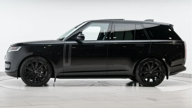 Land Rover Range Rover (22 Reg) 3.0 D300 SE (Shadow Pack) Image 2