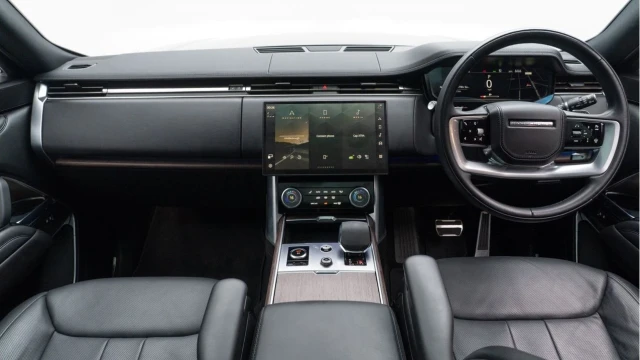 Land Rover Range Rover (72 Reg) 3.0 D300 SE (Shadow Pack) Image 2
