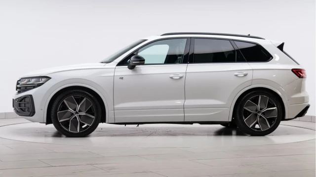 Volkswagen Touareg (24 Reg) 3.0TDI V6 Black Edition Image 4
