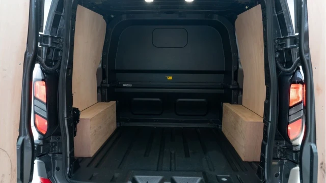 Ford Transit Custom (25 Reg) 320 2.0 Ecoblue Limited (6 Seat) (+VAT) Image 4