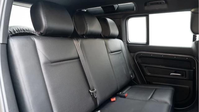 Land Rover Defender (23 Reg) 110 3.0 D300 X-Dynamic HSE Hard Top Commercial (5 Seat) (No VAT) Image 4