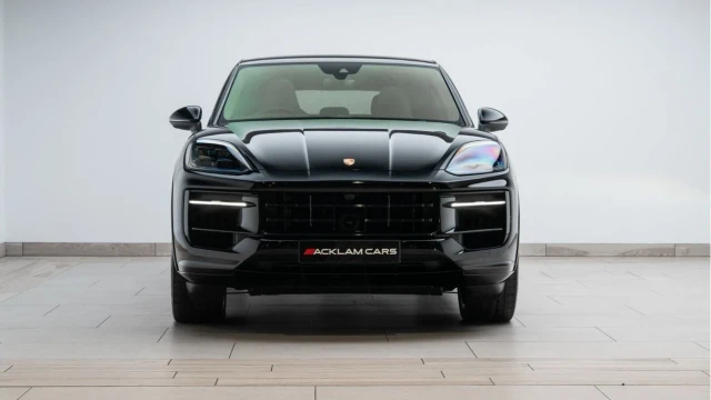 Porsche Cayenne (24 Reg) S 3.0 V6 E-Hybrid Coupe Image 4
