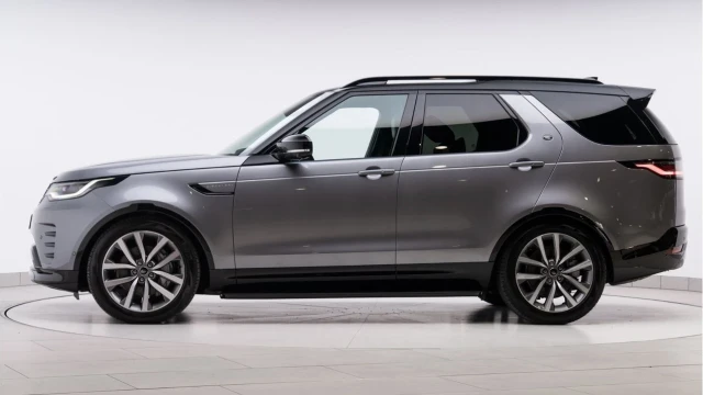 Land Rover Discovery (74 Reg) 3.0 D300 Dynamic SE Image 5