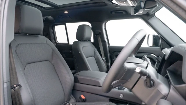 Land Rover Defender (25 Reg) 110 3.0 D250 X-Dynamic SE (Black Pack) (VAT Q) Image 3