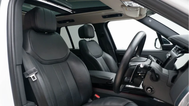 Land Rover Range Rover (24 Reg) 3.0 D300 HSE (Shadow Pack) Image 3