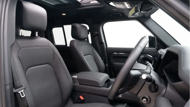 Land Rover Defender (74 Reg) 130 3.0 D350 X-Dynamic HSE (8 Seat) Image 3