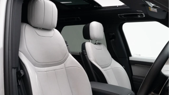 Land Rover Range Rover Sport (24 Reg) 3.0 D300 Dynamic SE (Black Pack) Image 3