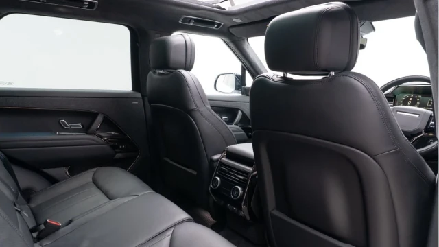 Land Rover Range Rover Sport (74 Reg) 3.0 D350 Autobiography (Black Pack) Image 4