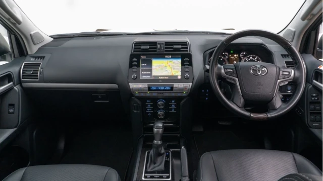 Toyota Land Cruiser (22 Reg) 2.8 D-4D Invincible (7 Seat) Image 2