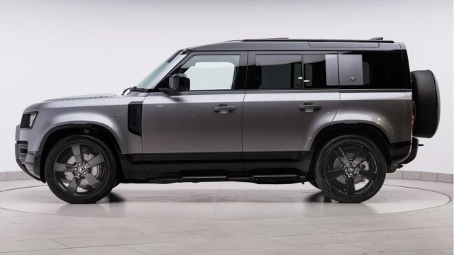 Land Rover Defender (73 Reg) 110 3.0 D300 X-Dynamic HSE (Black Pack) Image 7
