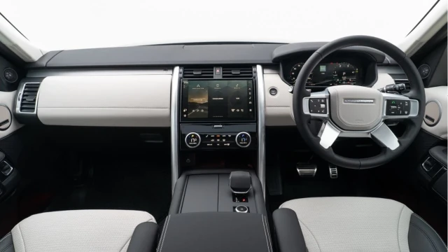 Land Rover Discovery (25 Reg) 3.0 D350 Dynamic HSE (Bespoke) (VAT Q) Image 2