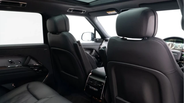Land Rover Range Rover Sport (24 Reg) 3.0 D300 Dynamic SE (Black Pack) Image 5