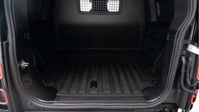 Land Rover Defender (74 Reg) 90 3.0 D250 S Hard Top Commercial (3 Seat) (Bespoke URBAN) (VAT Q) Image 4