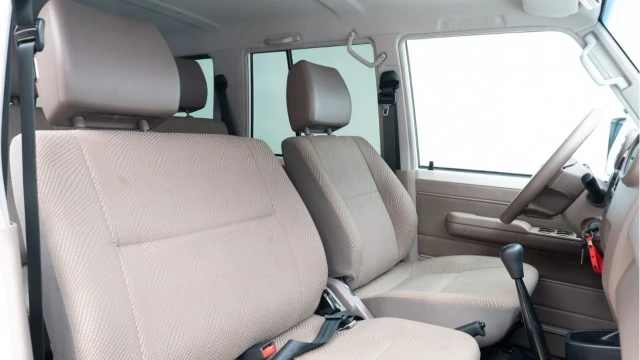 Toyota Land Cruiser (20 Reg) 4.2D 75 LX (6 Seat) Image 3