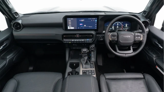 Toyota Land Cruiser (25 Reg) 2.8D Invincible (7 Seat) Image 2