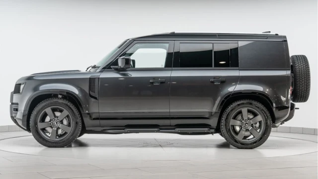 Land Rover Defender (25 Reg) 110 3.0 D350 X-Dynamic HSE Hard Top Commercial (3 Seat) (+VAT) Image 4